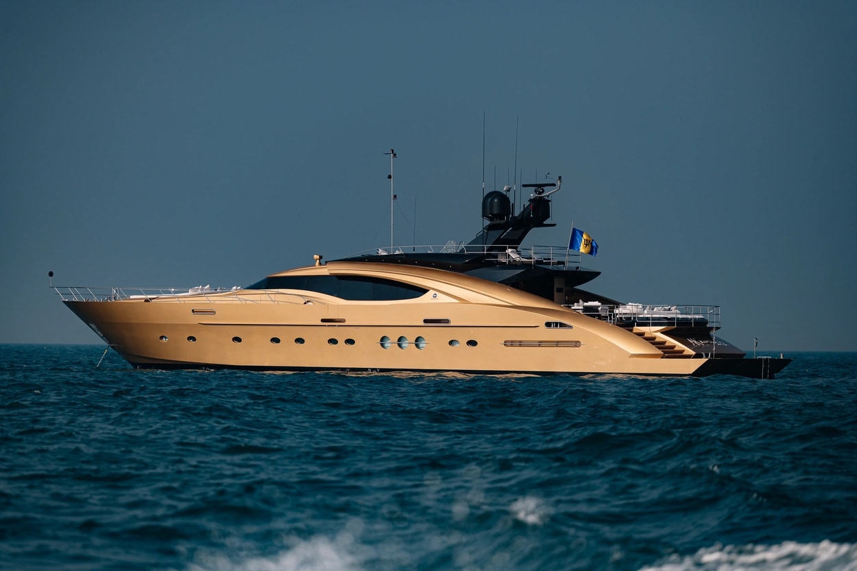 AK Royalty - Motor Yacht available for short charter in Dubai / UAE